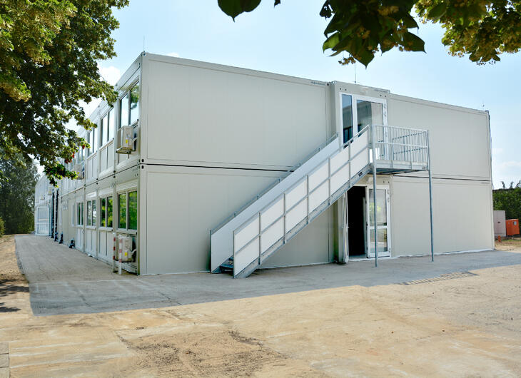 Stor modulskole i 2 etager med flere indgange og udvendig trappe