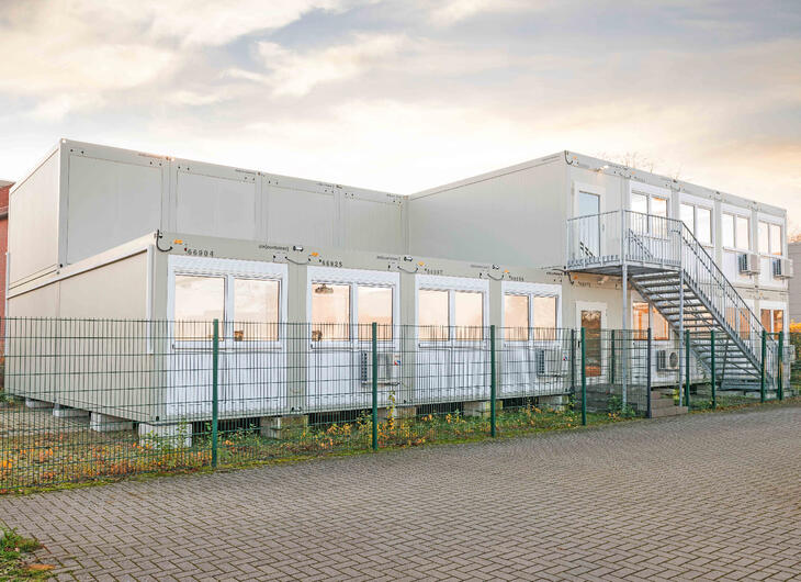 Modulskole med hegn omkring