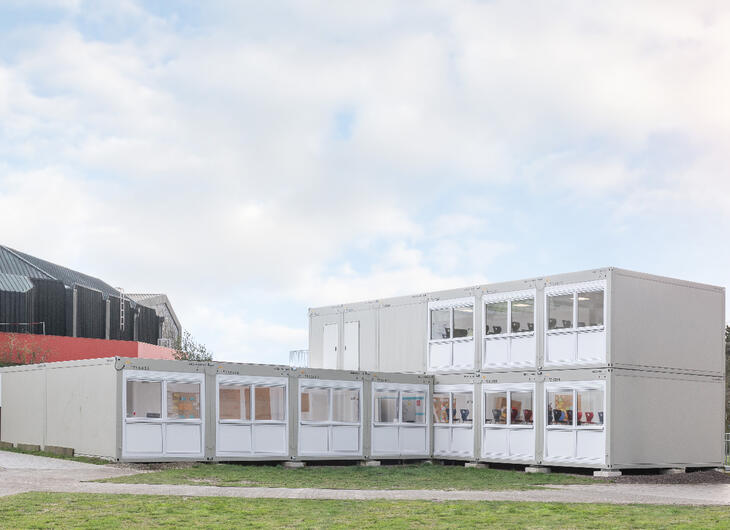 Stor skolebygning med dele af bygningen i to plan