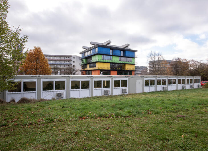 Mellemstor skolebygning bestående af mere end 12 moduler