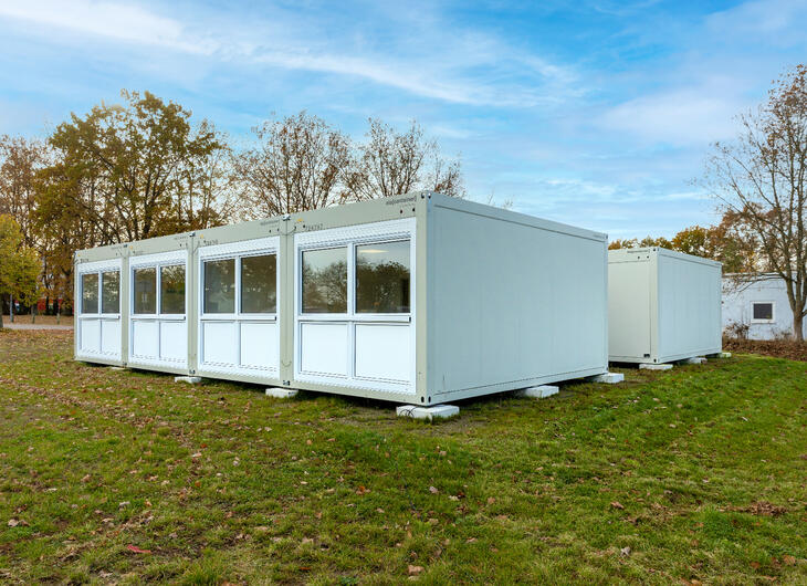 To rækker med opstillede skolemoduler