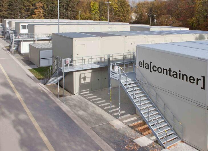 Stort boliganlæg i to etager med udvendig trappe