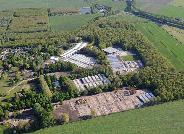 Luftfoto af et større boliganlæg på et stort område