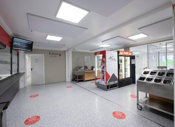 Den anden del af spisesalen med beholdere til bestik og drikkekøler