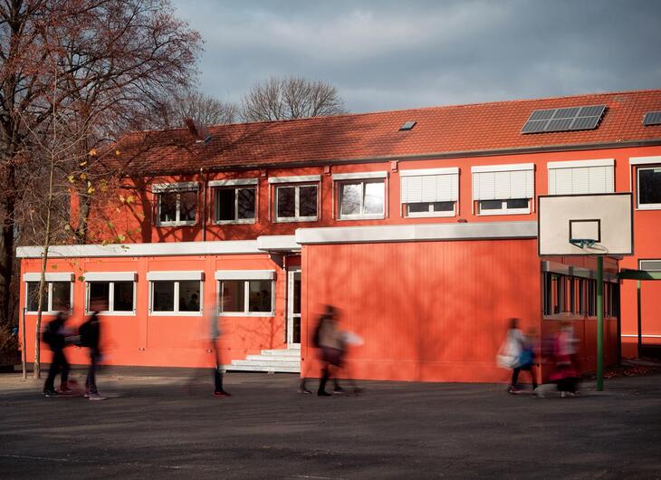 Rødmale moduler i præcis samme farve som den oprindelige bygning ved siden af