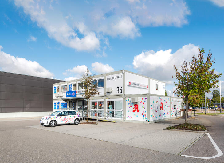 Moduler i to etager med firmalogoer