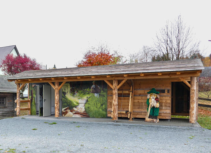 Offentlig toilet med trætag og trævægge