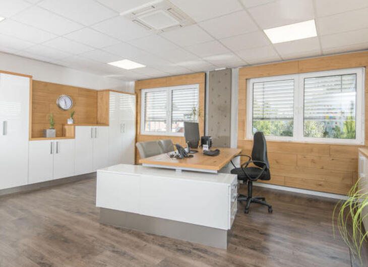 Lærerværelse med skriveborde og stole