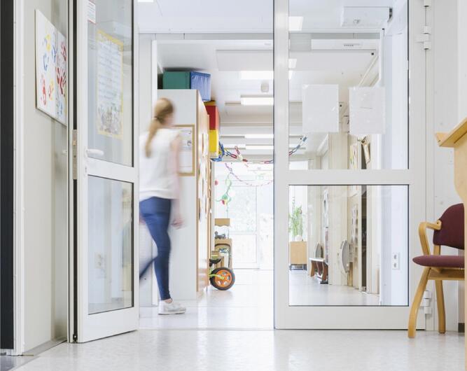 Skolekorridor med glasdøre og masser af lysindfald