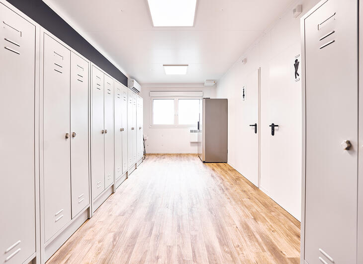 Mobile omklædningsrum med lyse skabe