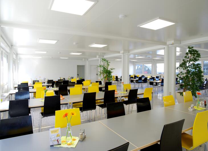 Spisesal med sorte og gule stole Spisesal med sorte og gule stole