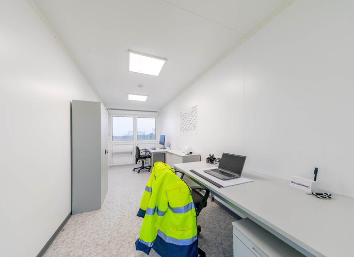 Kontor med skrivebord og skabe