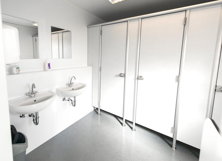 Toiletmodul med flotte toiletkabiner, håndvaske og spejle
