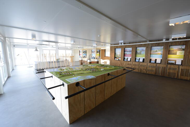 ELA Container - udstillingslokale med lounge-hjørne