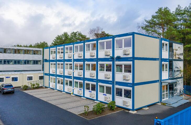 Stor 3-etagers anlæg i gråt og blåt