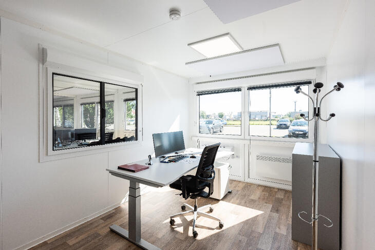 Enkeltkontor med vindue ind til de øvrige kontorarealer