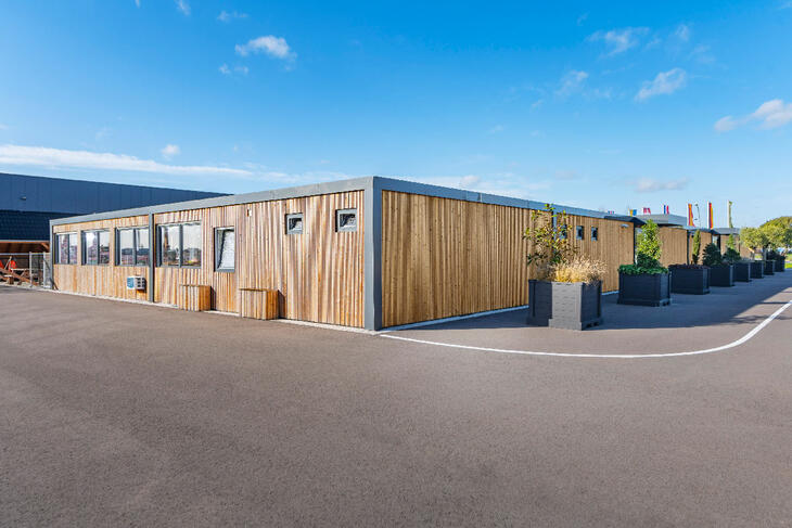 Moderne kontorer med træfacade og grå ramme