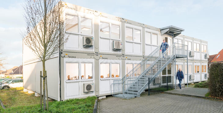 Undervisningslokaler i to etager med udvendig trappe