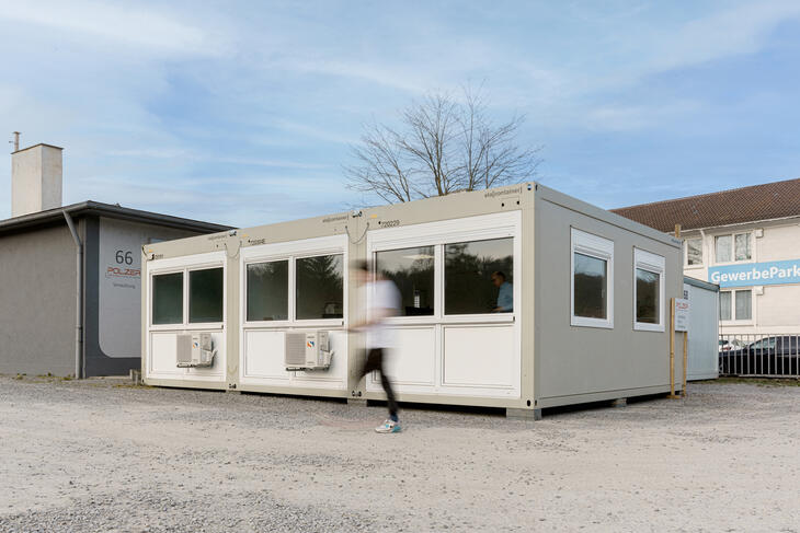 Lille skolebygning bestående af 3 moduler