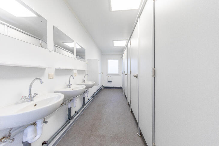 Sanitetsmodul indefra med kig til toiletter og håndvaske