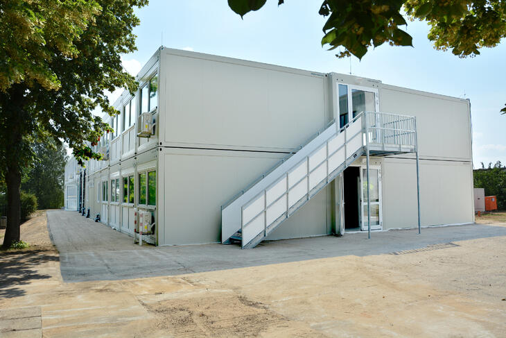 Stor modulskole i 2 etager med flere indgange og udvendig trappe