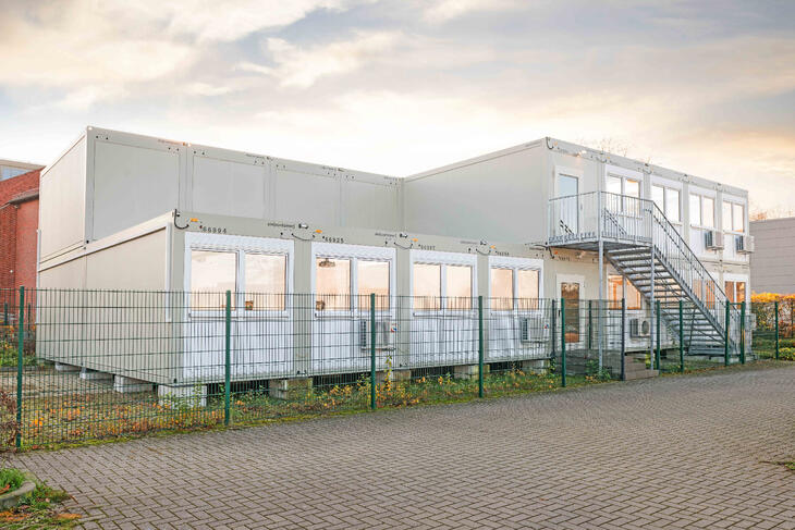 Modulskole med hegn omkring