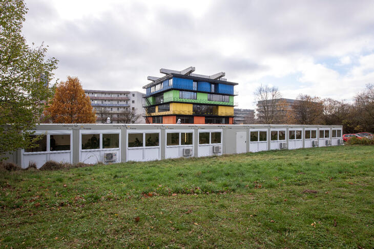 Mellemstor skolebygning bestående af mere end 12 moduler