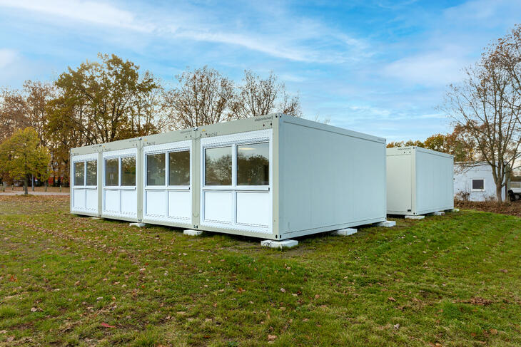 To rækker med opstillede skolemoduler