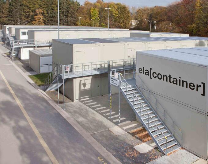 Stort boliganlæg i to etager med udvendig trappe