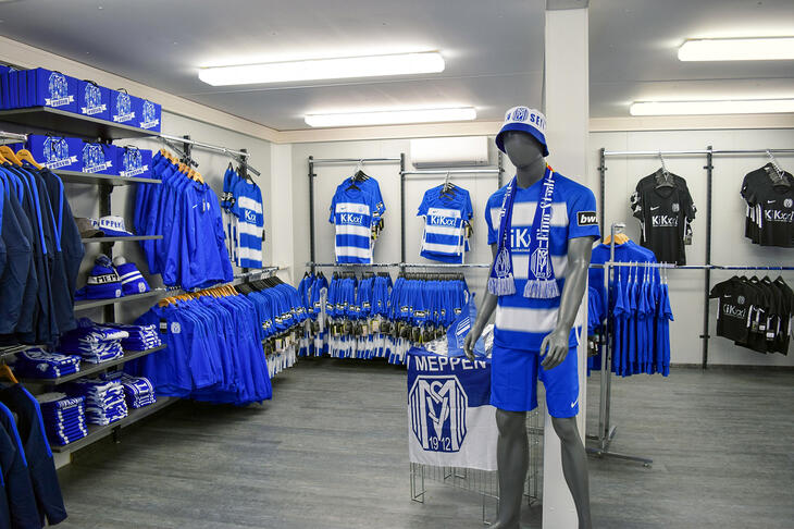 Butikmodul med fanklæder for fodboldklub