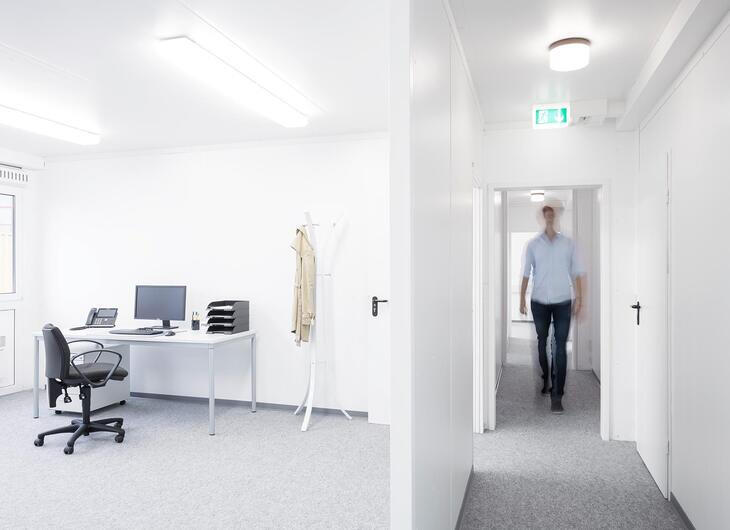 Korridor og arbejdsområde med bord og stol