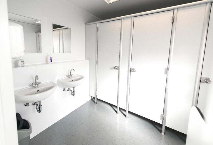 Sanitetsmodul med toiletboks, håndvask og spejle