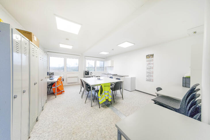 Personalefacilitet med garderobeskabe og kaffebord Personalefacilitet med garderobeskabe og kaffebord