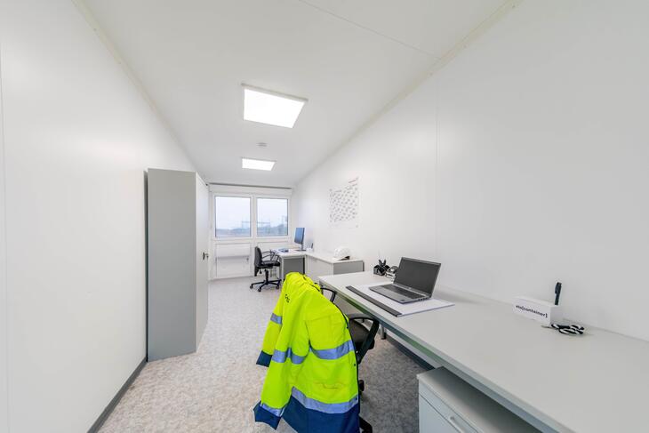 Kontor med skrivebord og skabe