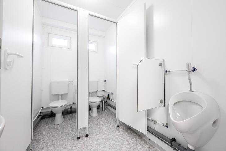 Toiletkabine og separat urinal