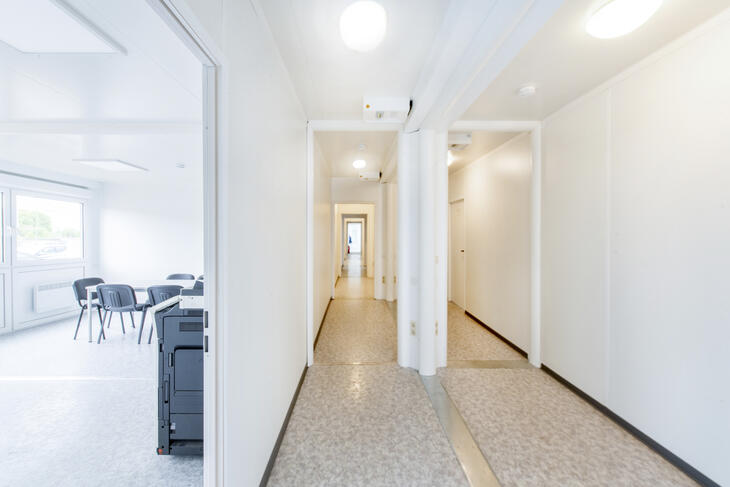 Mødelokale med gang ved siden af