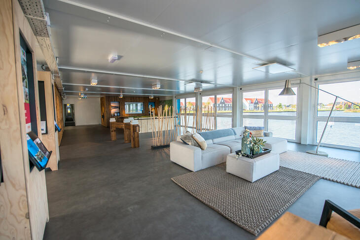 Loungecontainer med sofaer og store glaspartier