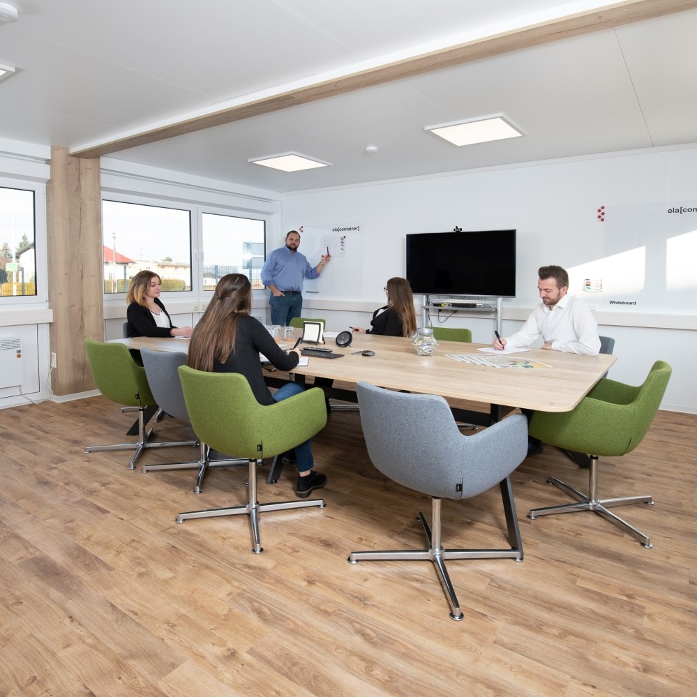 In the container-based meeting rooms, customers get an impression of the ELA room modules.