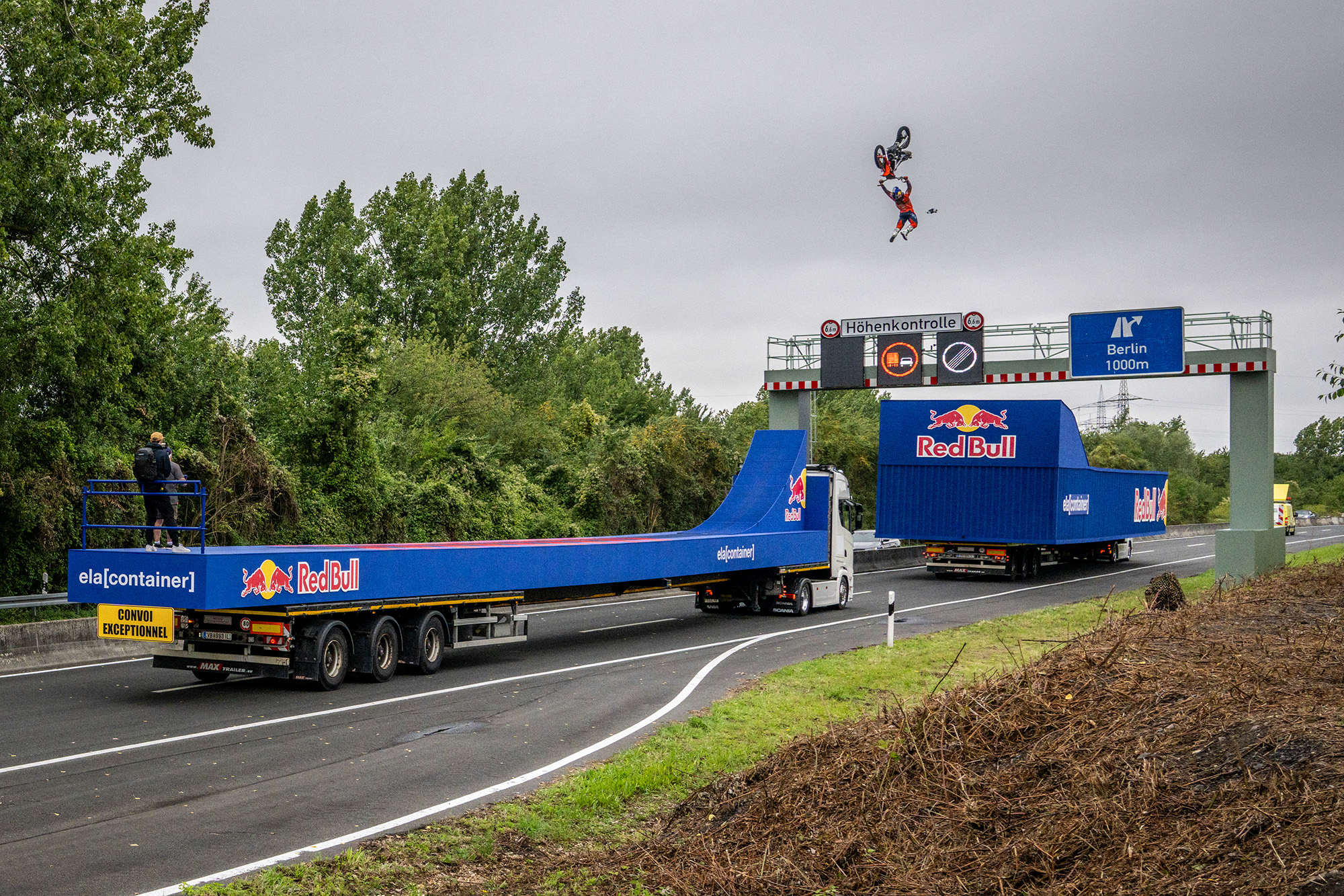 Two trucks served as a takeoff and landing strip during the jump. The landing strip was equipped with container walls.