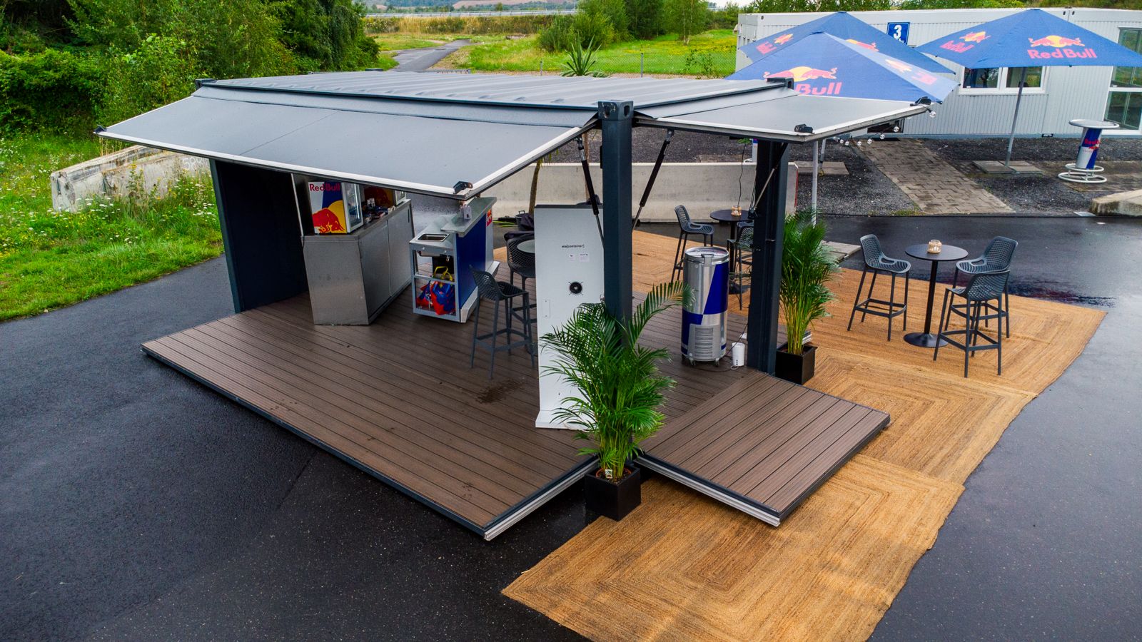 Eine Lounge-Area aus einem ELA Spezialcontainer mit aufklappbaren Wänden diente als Rückzugsort während der Pausen.