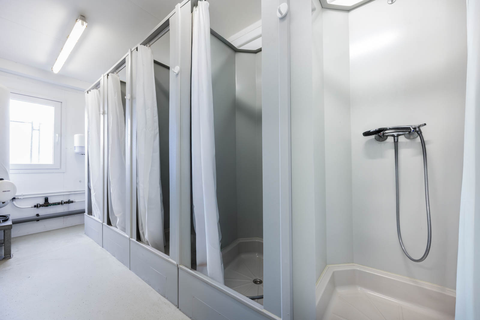 ELA sanitary container with showers