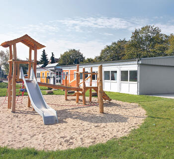 ELA Container - Kindergarten Kaarst mit Klettergerüst