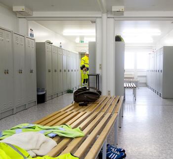 Innenansicht Baucontainer als Umkleidecontainer auf Baustelle mit Baustellenmmitarbeiter - ELA Container