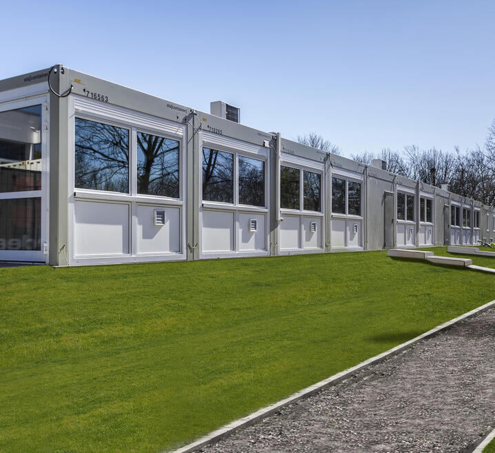 Temporary annex to a swimming pool