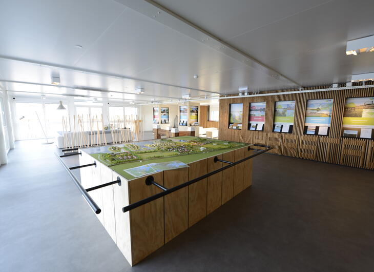 ELA Container - Ausstellungsraum mit Lounge-Ecke