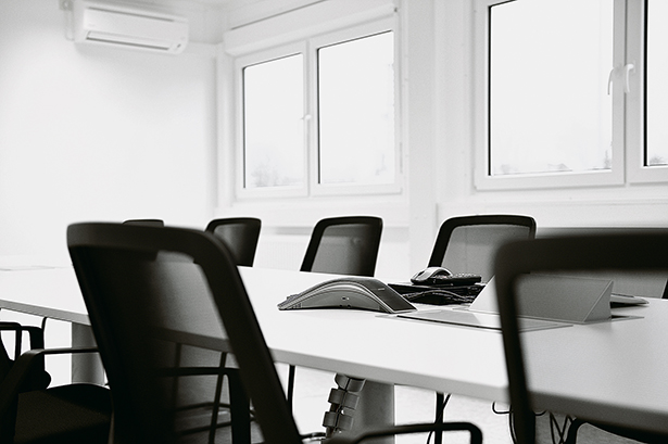 Salle de réunion en conteneurs avec vue rapprochée Table bureau