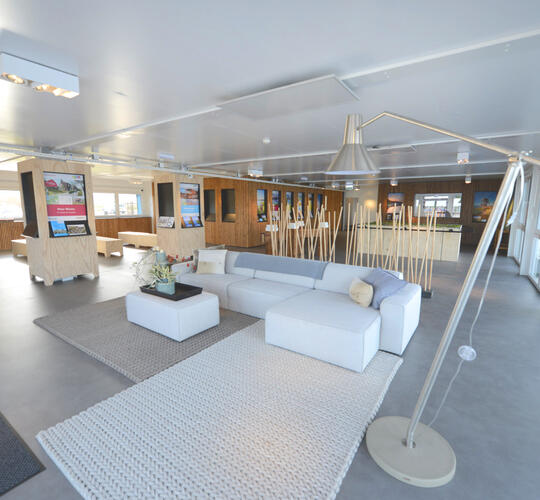 Vue intérieure Grande salle de pause avec coin canapé confortable