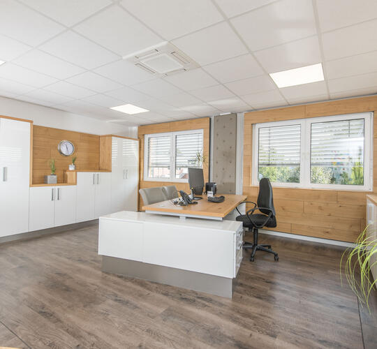 Vue intérieure Conteneur de bureau avec meubles et sol aspect bois pour salle des enseignants - ELA Container