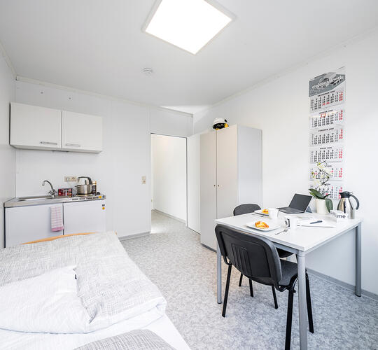 Vue intérieure de conteneur aménagé en studio 1 personne