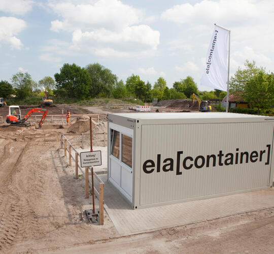 Vue extérieure d’un conteneur de chantier unique sur chantier avec logo par ELA Container